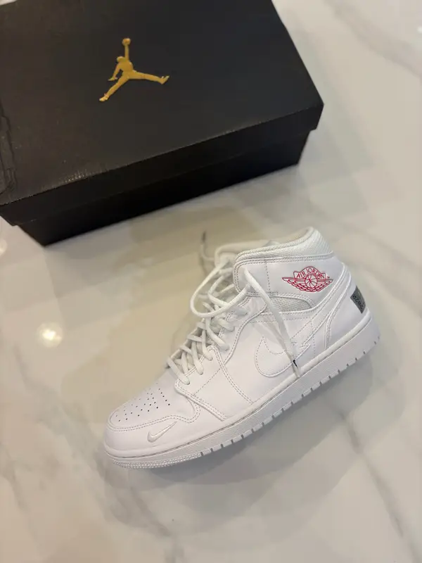 Air Jordan Jordan 1 mid swoosh on tour