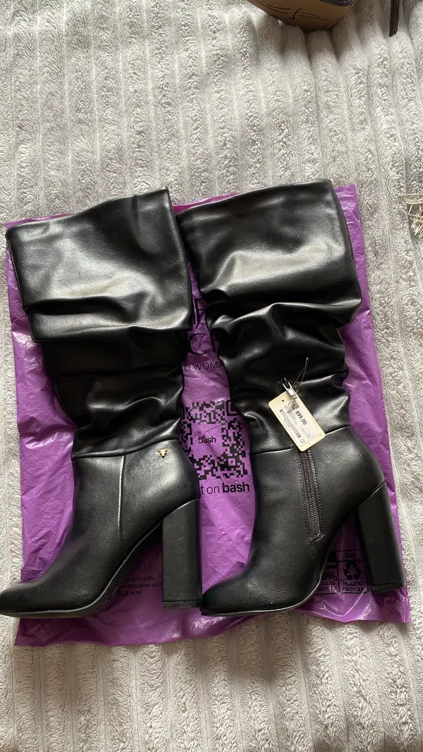 Black winter boots
