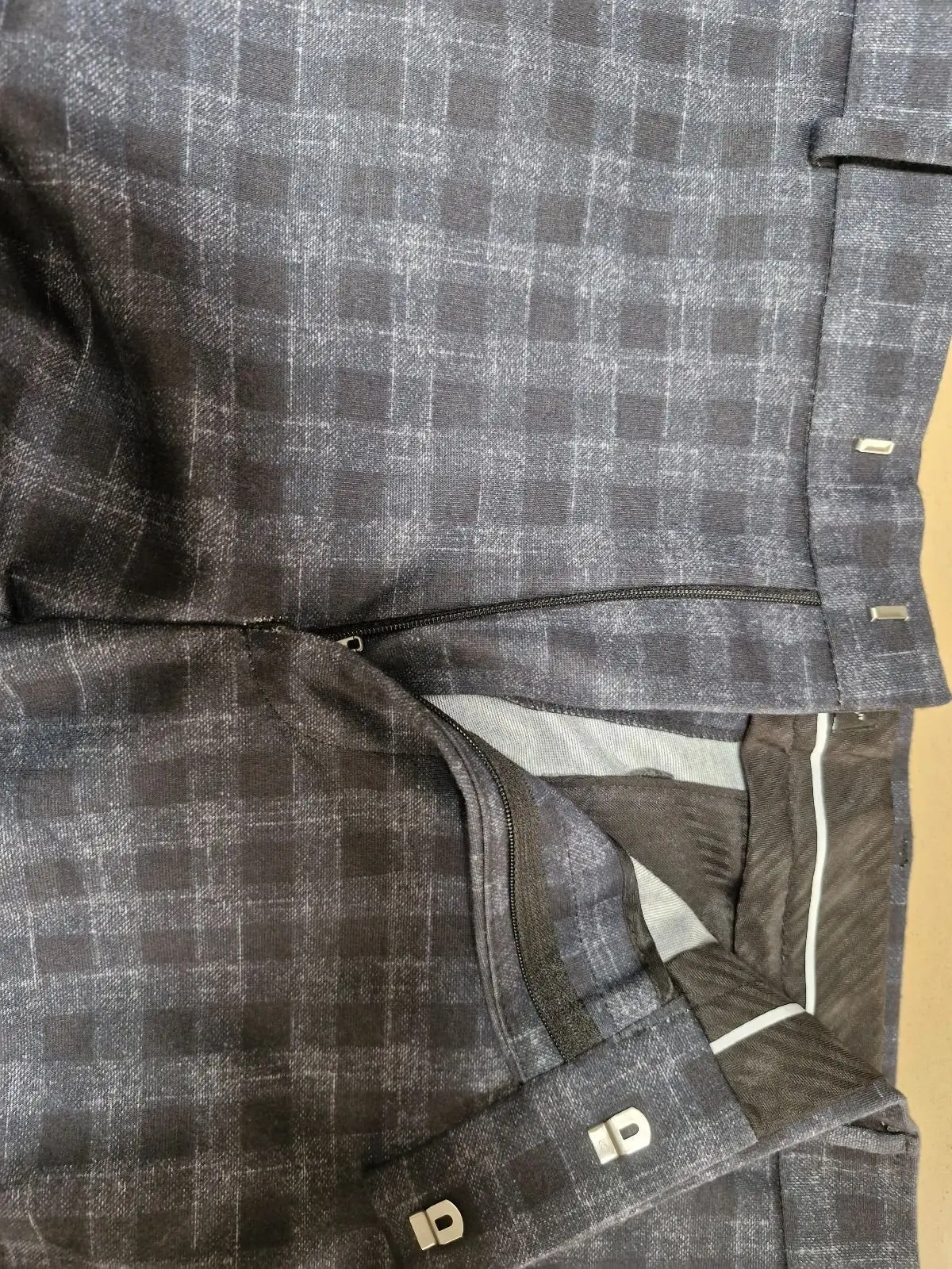 Markham · Trousers for men · Size 36 — In amazing condition! There is just a tiny tiny tiny rip by b