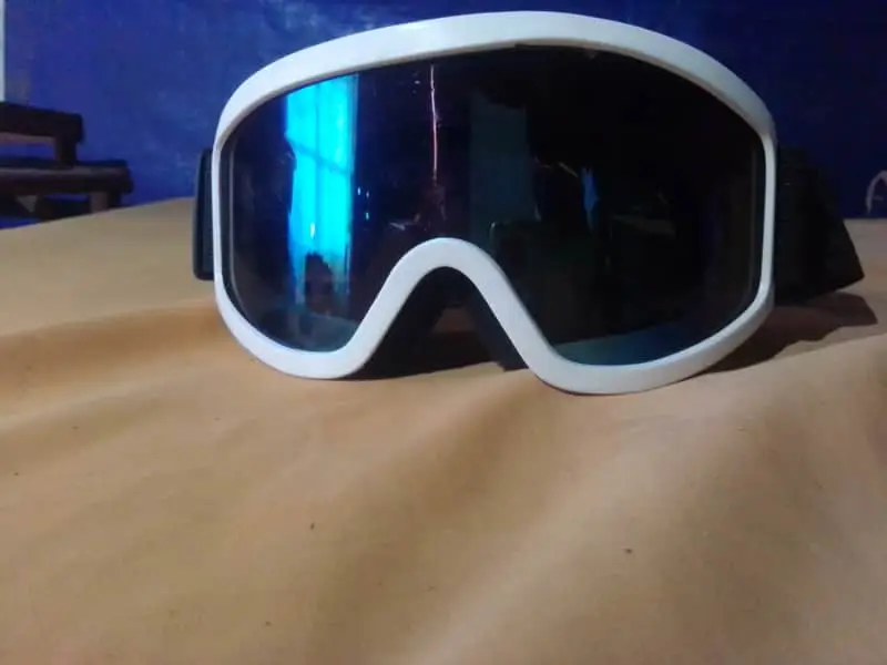 Unbranded Pre-Owned Ski/Snowboard Goggles – White Frame  Description: Stay stylish and protected with t