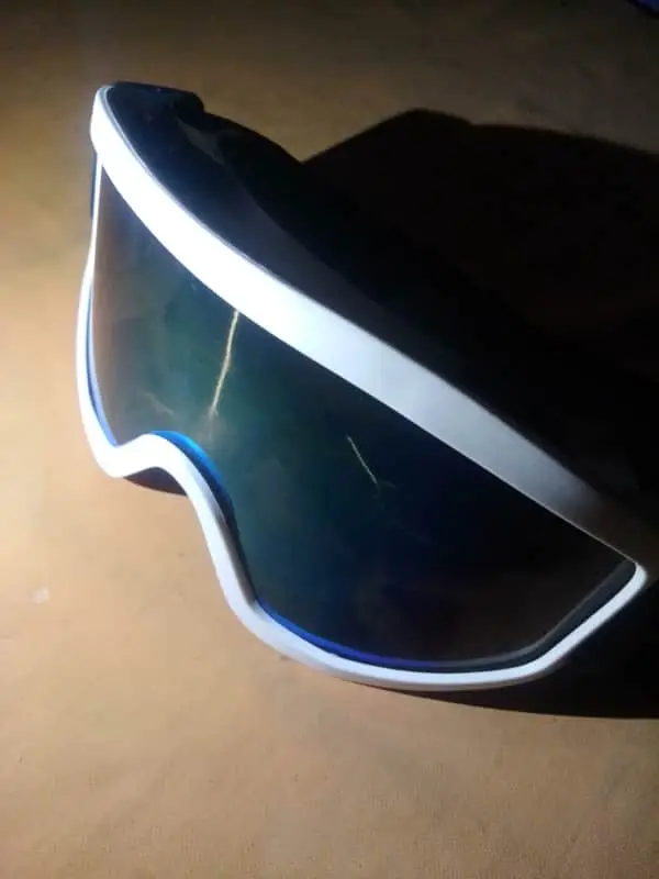 Pre-Owned Ski/Snowboard Goggles – White Frame  Description: Stay stylish and protected with t