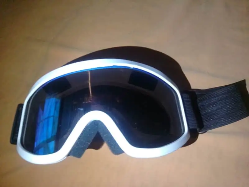 Pre-Owned Ski/Snowboard Goggles – White Frame  Description: Stay stylish and protected with t