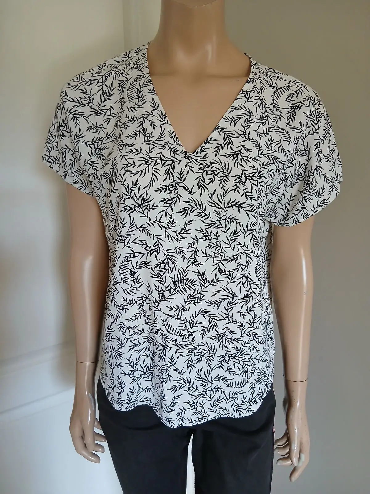 Country Road Country Road Patterned V-Neck Blouse