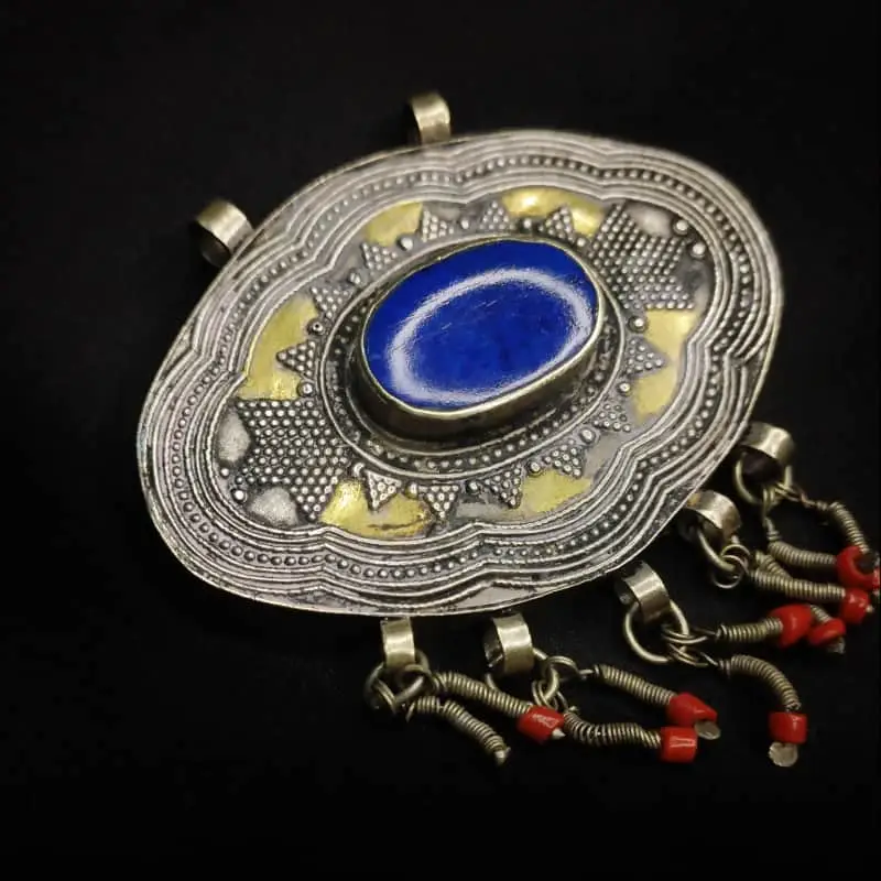 Vintage Intricate Pendant encased in Sterling Silver with a Lapis Lazuli stone