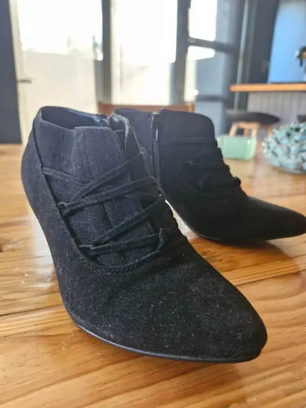 Exact! Short suede black boots
