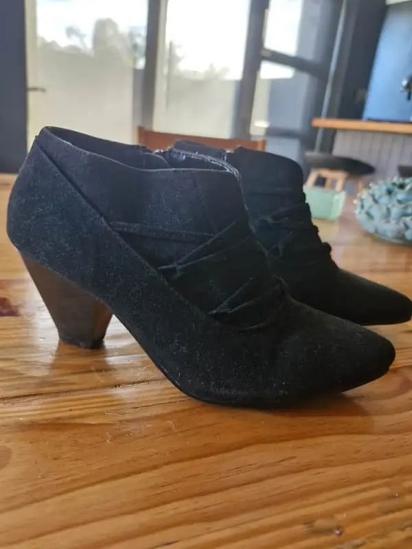 Short suede black boots