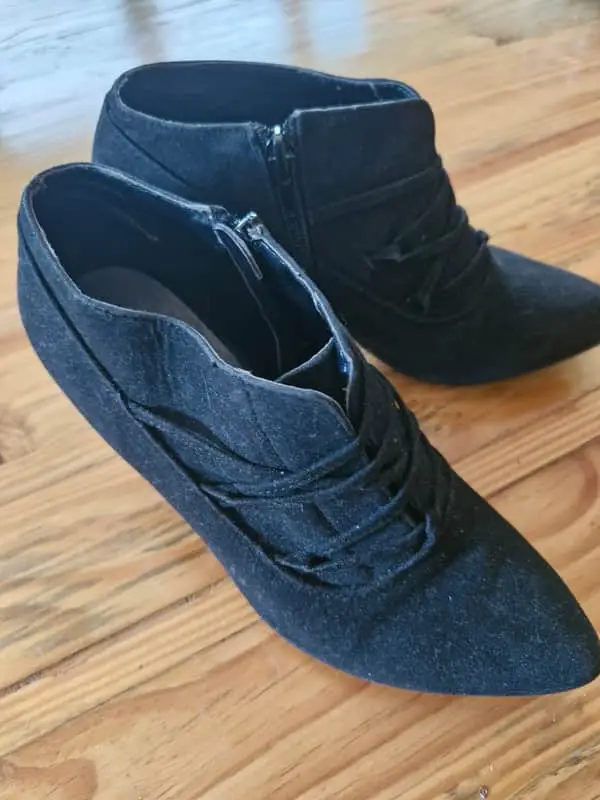 Short suede black boots