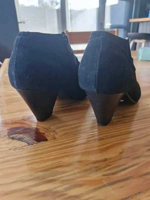 Short suede black boots