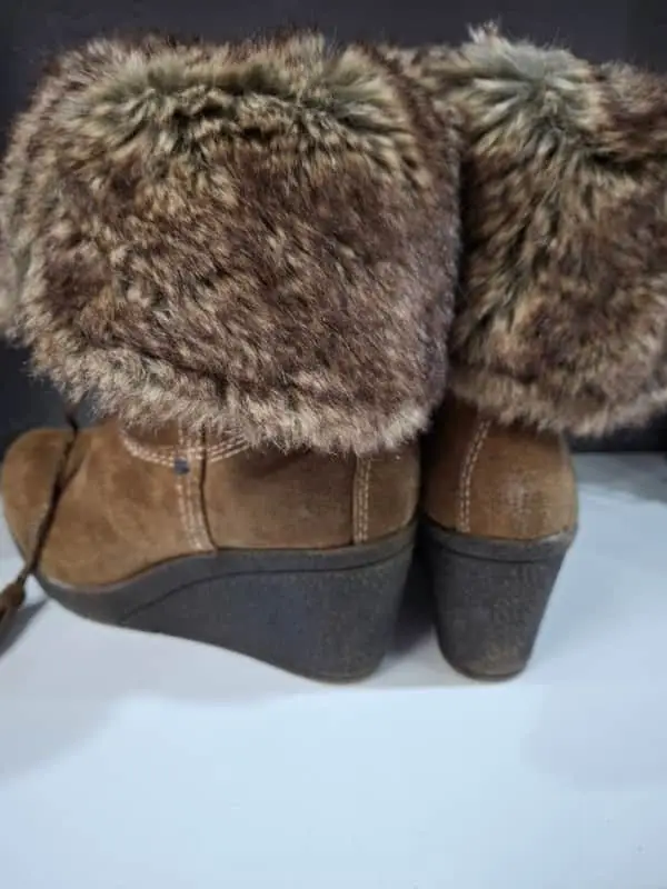 Preowned suede boot.tamaris.wedge
