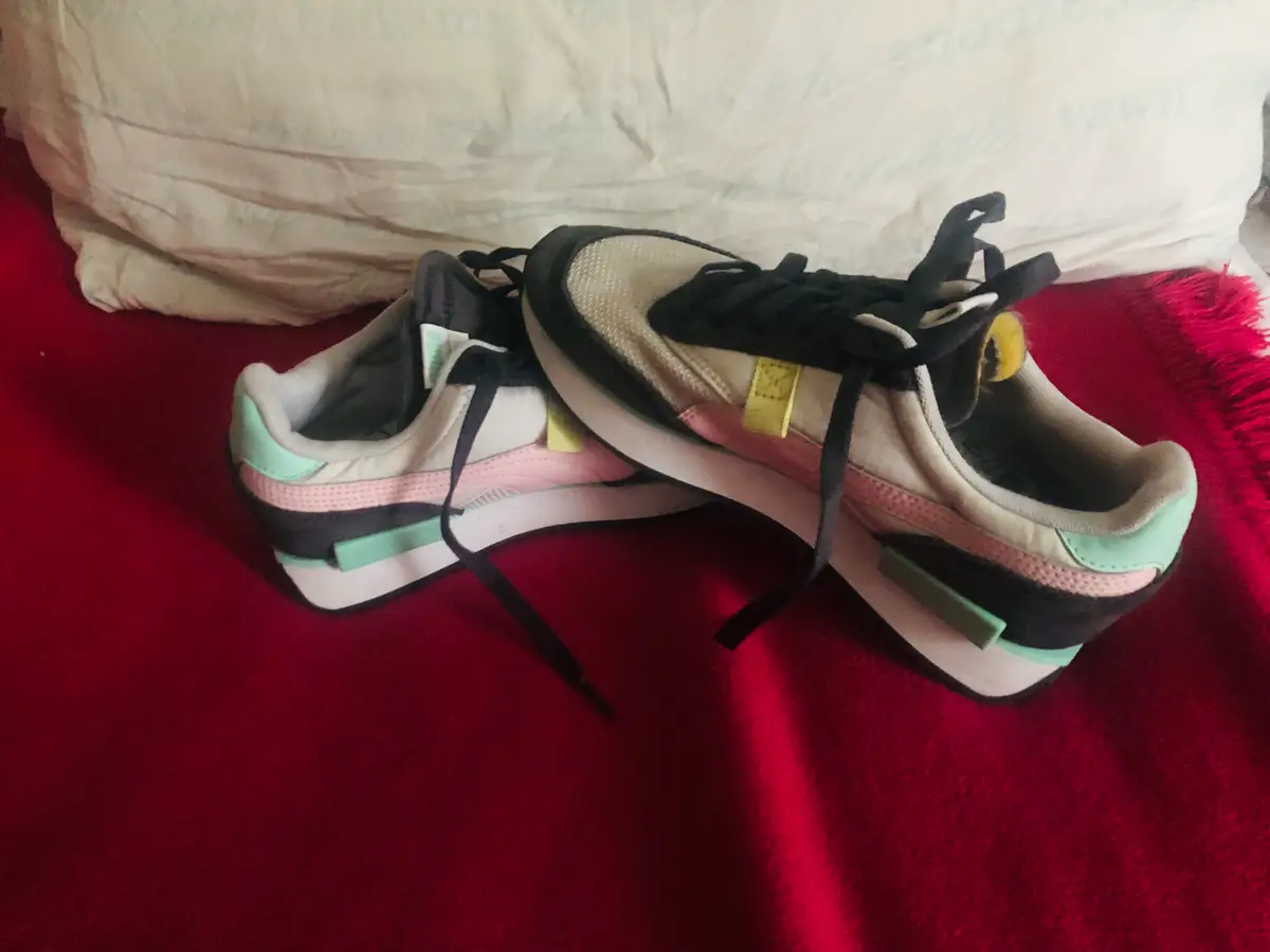 Preloved puma sneakers,