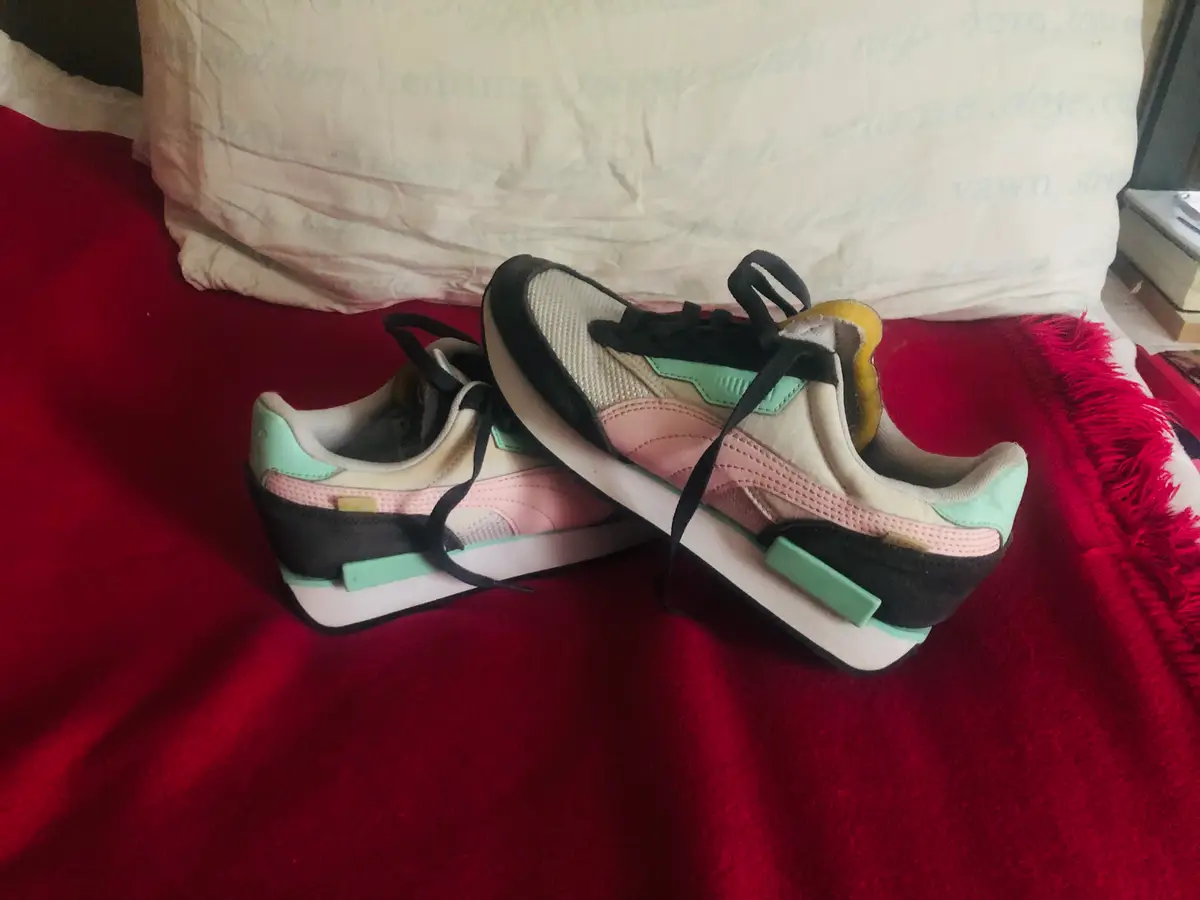 Preloved puma sneakers,