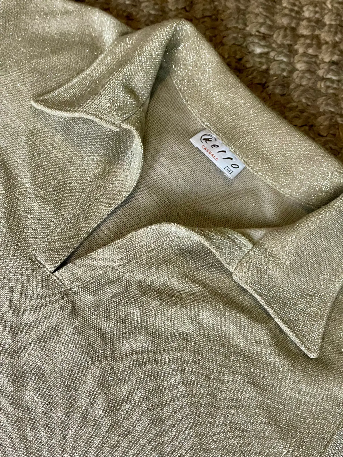 Vintage Y2K vintage gold and beige collared shirt with small slits on the sleeves. perfect condition