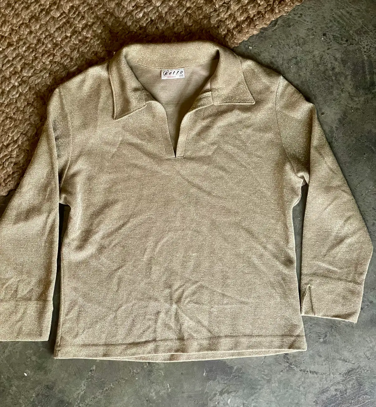 Y2K vintage gold and beige collared shirt with small slits on the sleeves. perfect condition