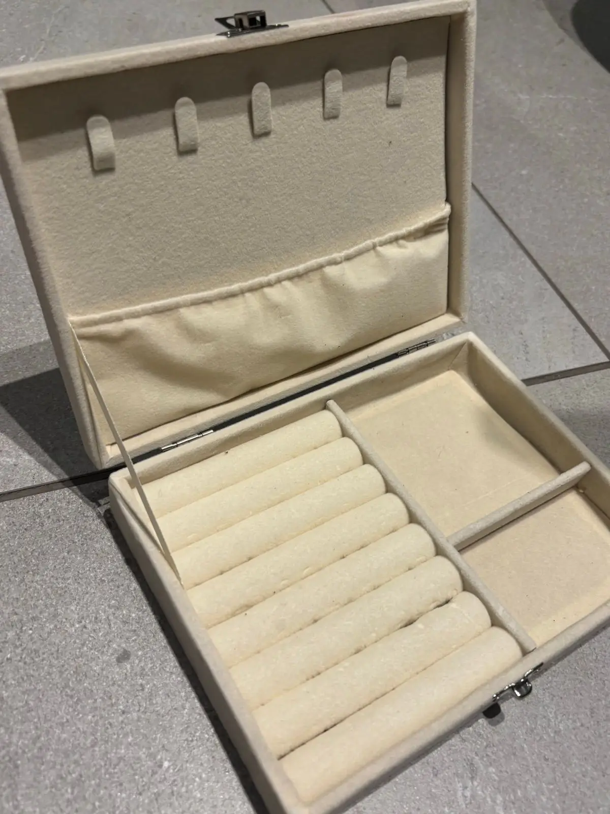 Generic Cream Velvet Jewelry Organizer Box