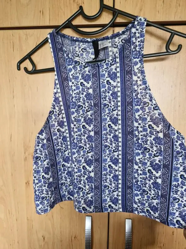 H&M White and blue pattern sleeveless shirt