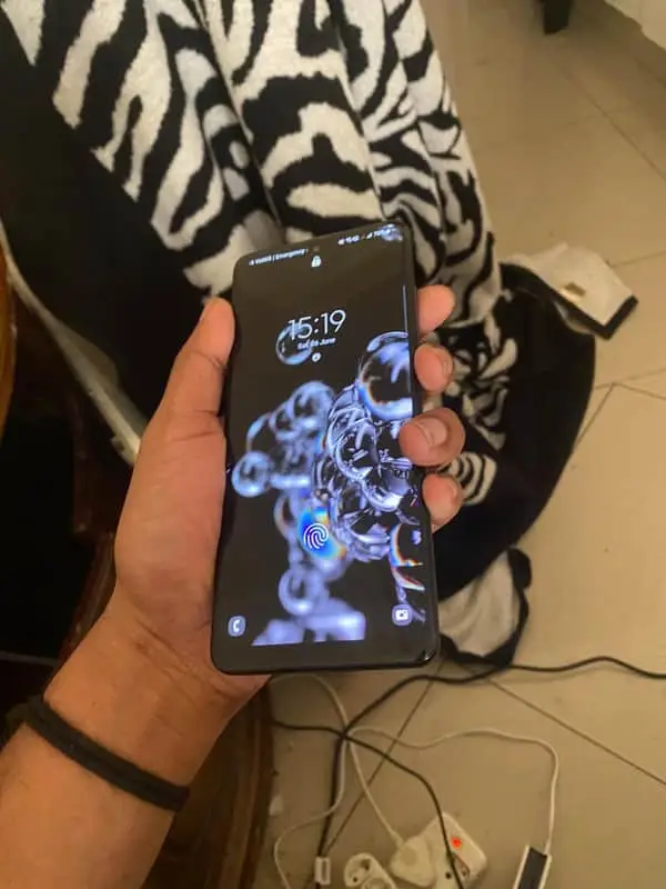Samsungvgalaxy s20 ultra cracked screen