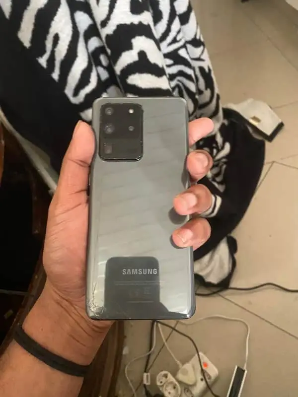 Samsungvgalaxy s20 ultra cracked screen