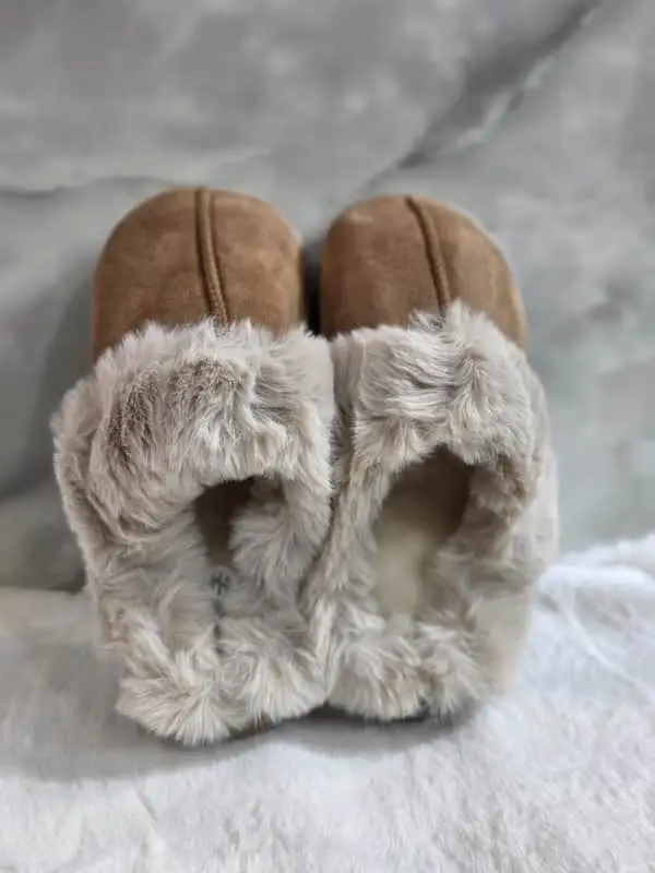 & Other Stories Ugg-styled Warm and cozy slippers.