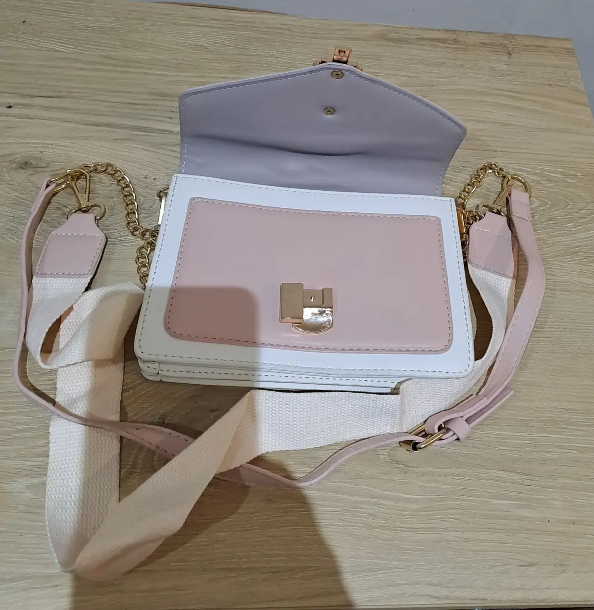 Color-Blocked Pink and Grey Shoulder Bag with Gold Chain