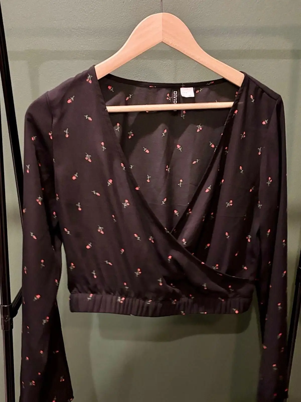 H&M Divided Floral Wrap Crop Top