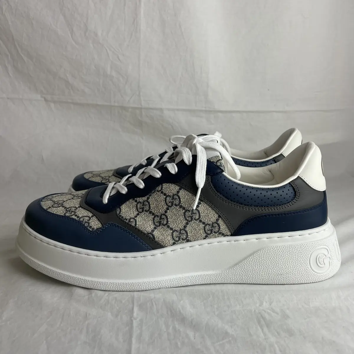Men’s chunky sneaker with blue GG in beige