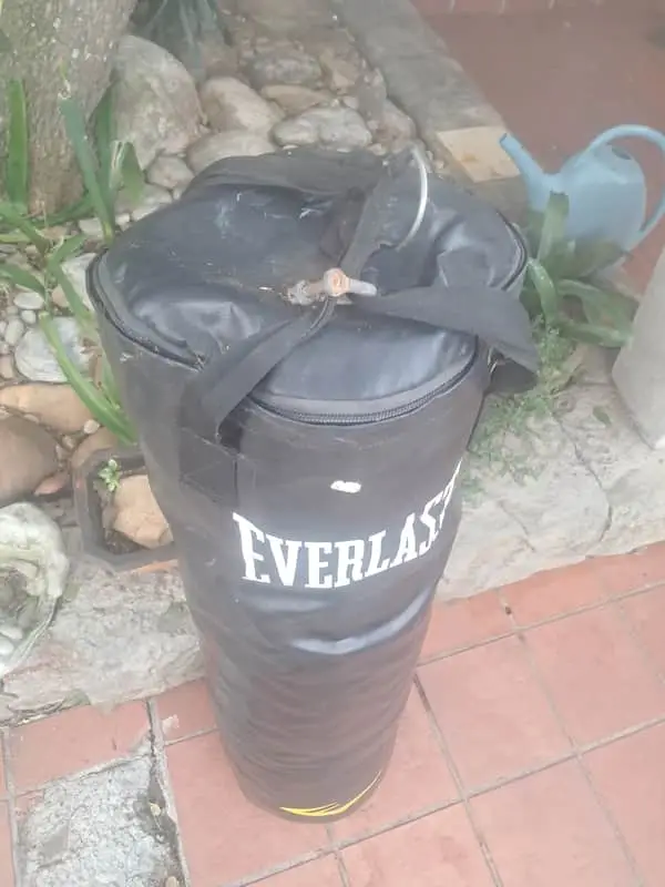 Everlast heavy (32kg) punch bag. Oxford cloth model. Featuring large white print.