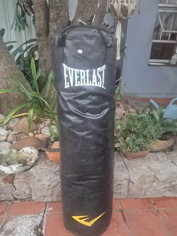Everlast heavy (32kg) punch bag. Oxford cloth model. Featuring large white print.