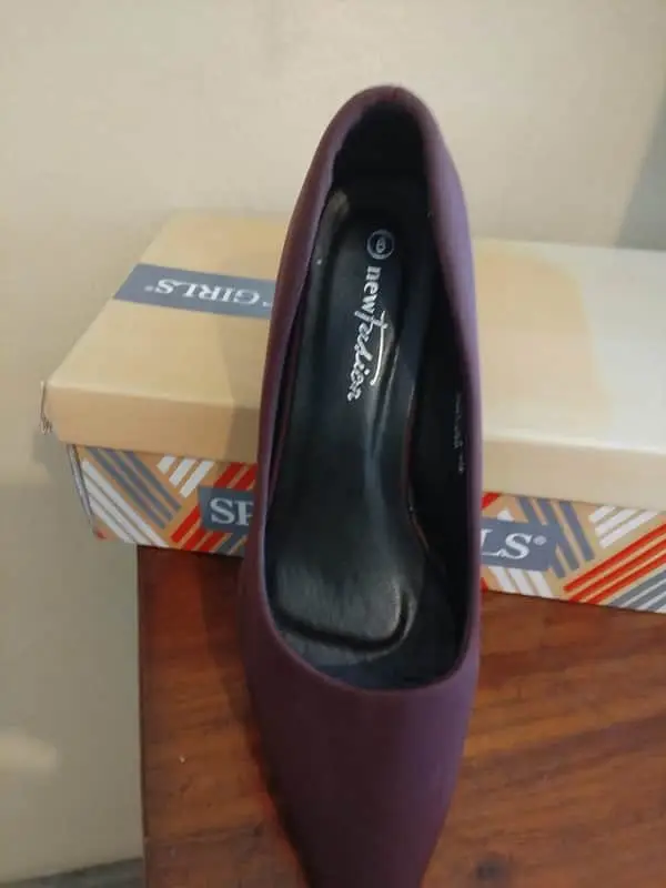 Womens's elegant heels covered in a stretchy fabric