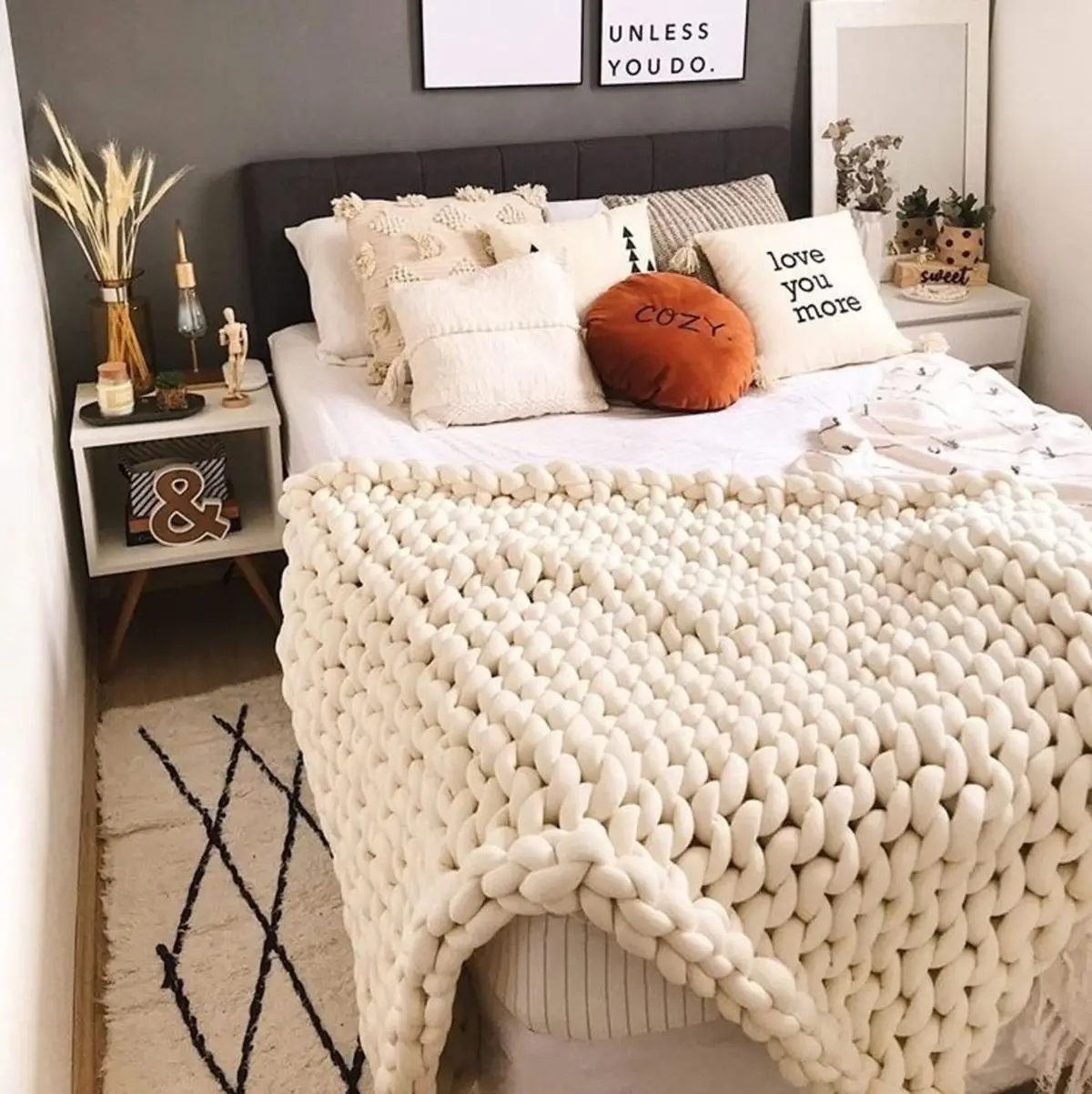 Chunky Knit Blanket with Decorative Pillows