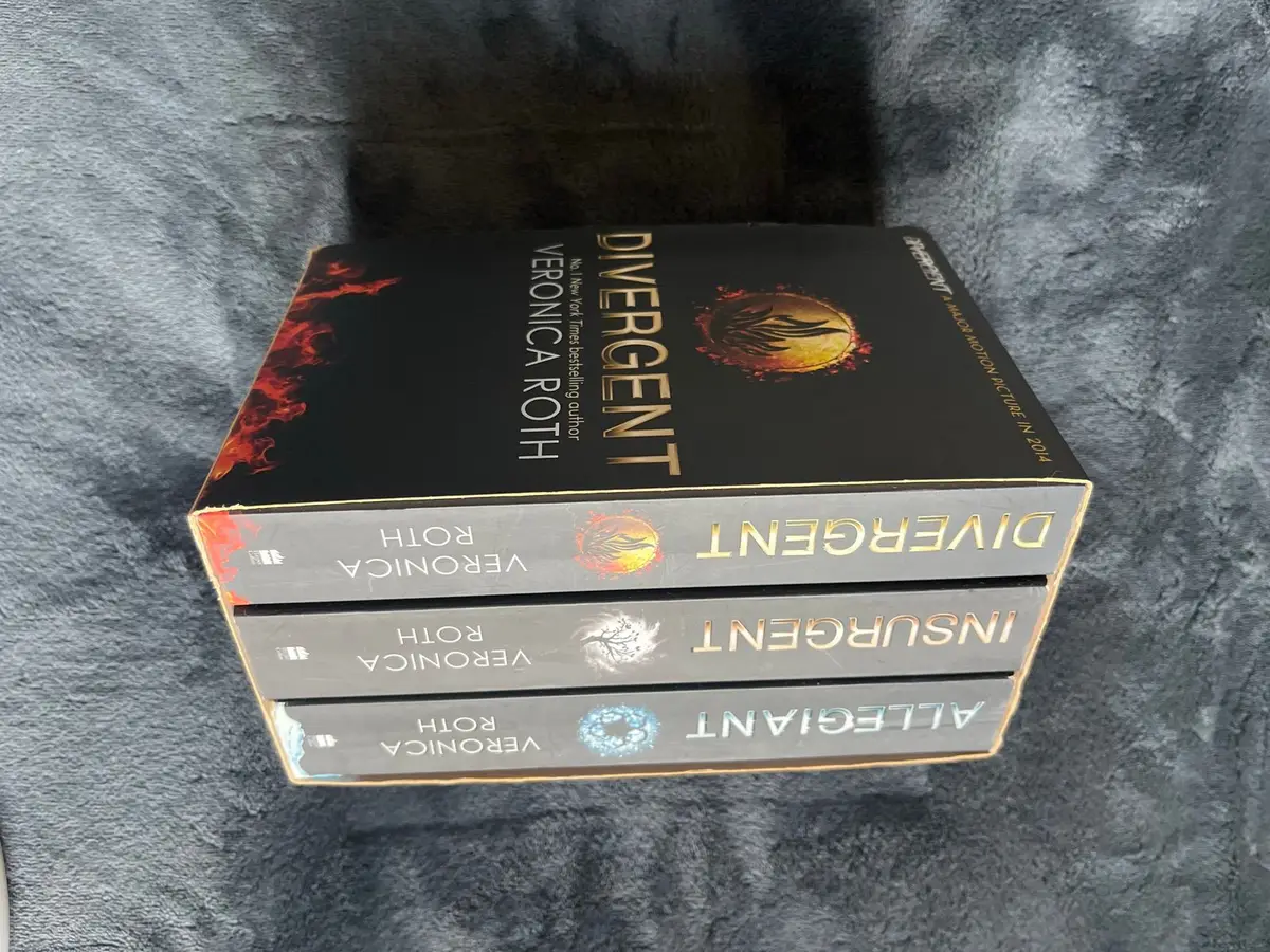 Divergent Trilogy Box Set by Veronica Roth