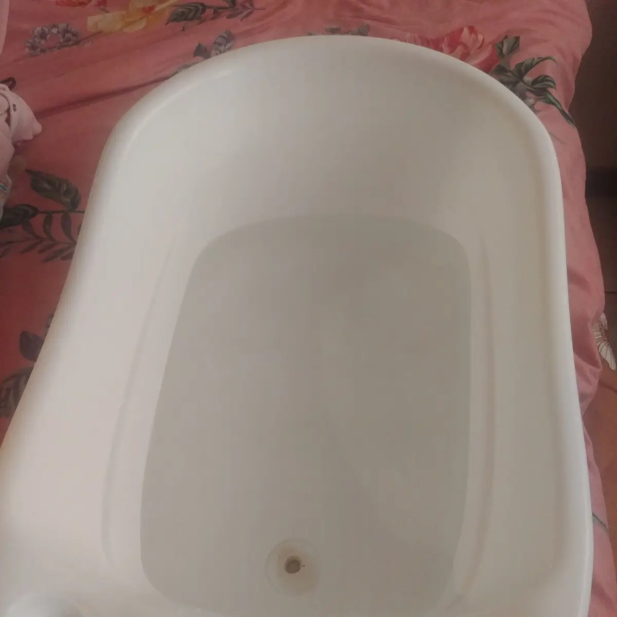 White Plastic Baby Bath Tub