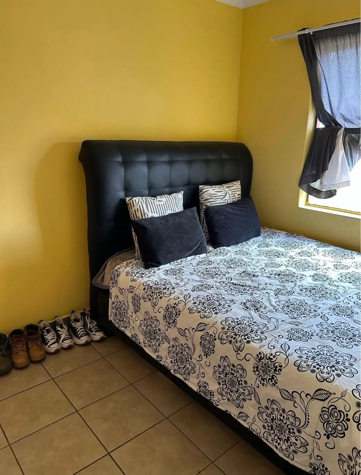 Black Upholstered Tufted Headboard Bed