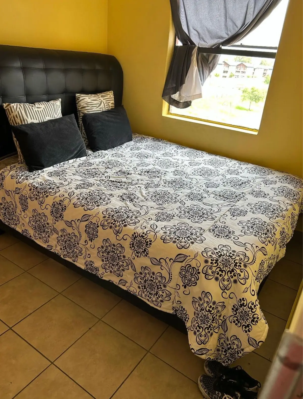 Black Upholstered Tufted Headboard Bed