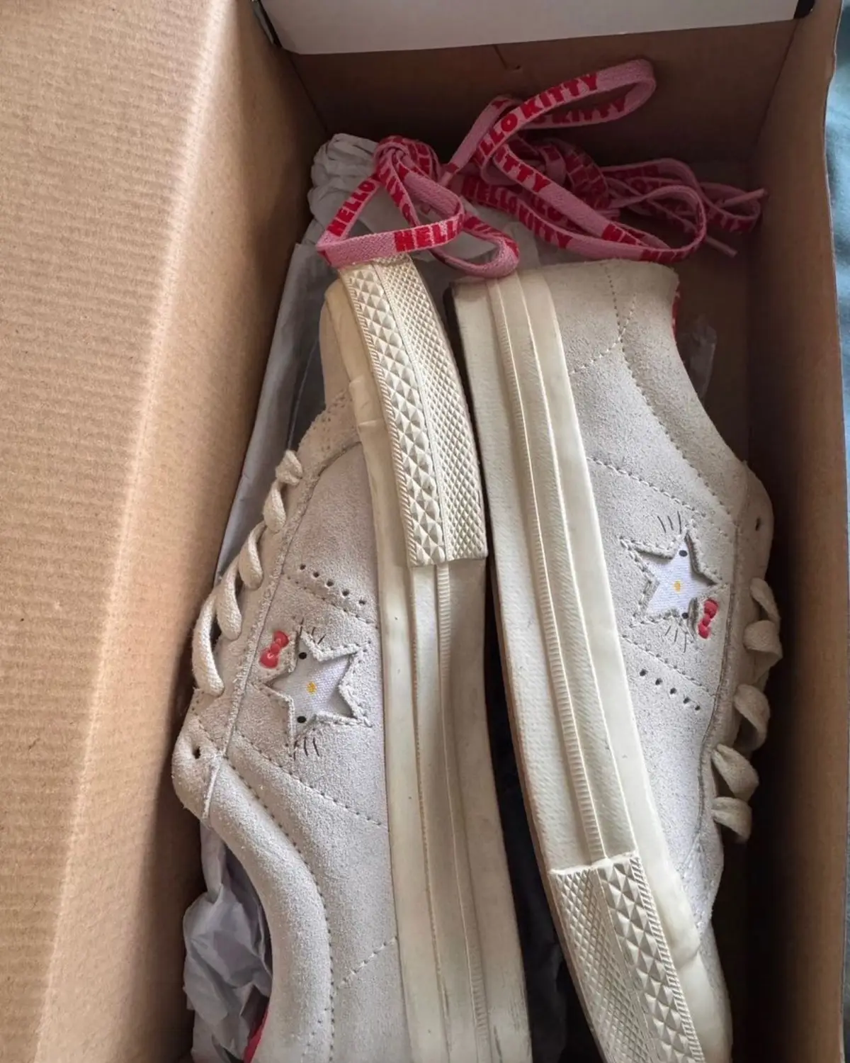 Hello Kitty Converse x Hello Kitty One Star Low Suede