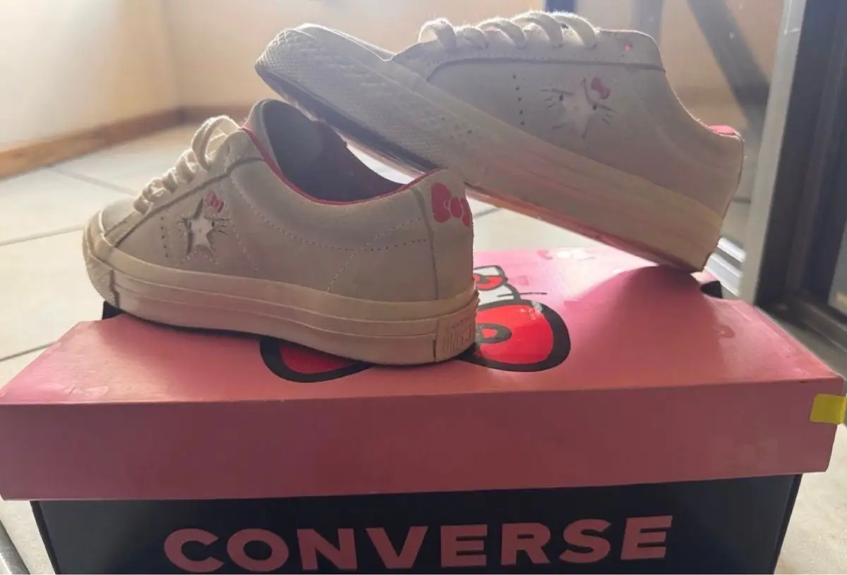 Converse x Hello Kitty One Star Low Suede