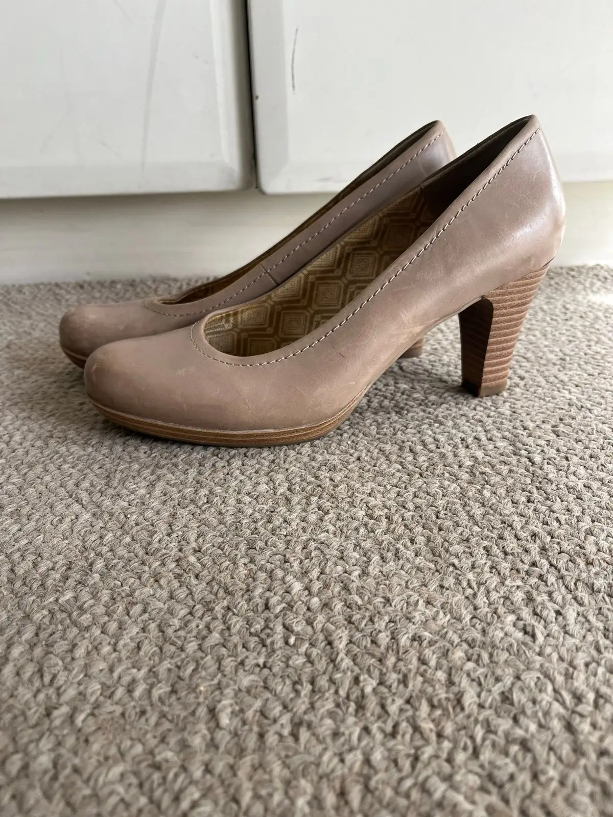 Green Cross Beige Leather Platform Heels Size 6