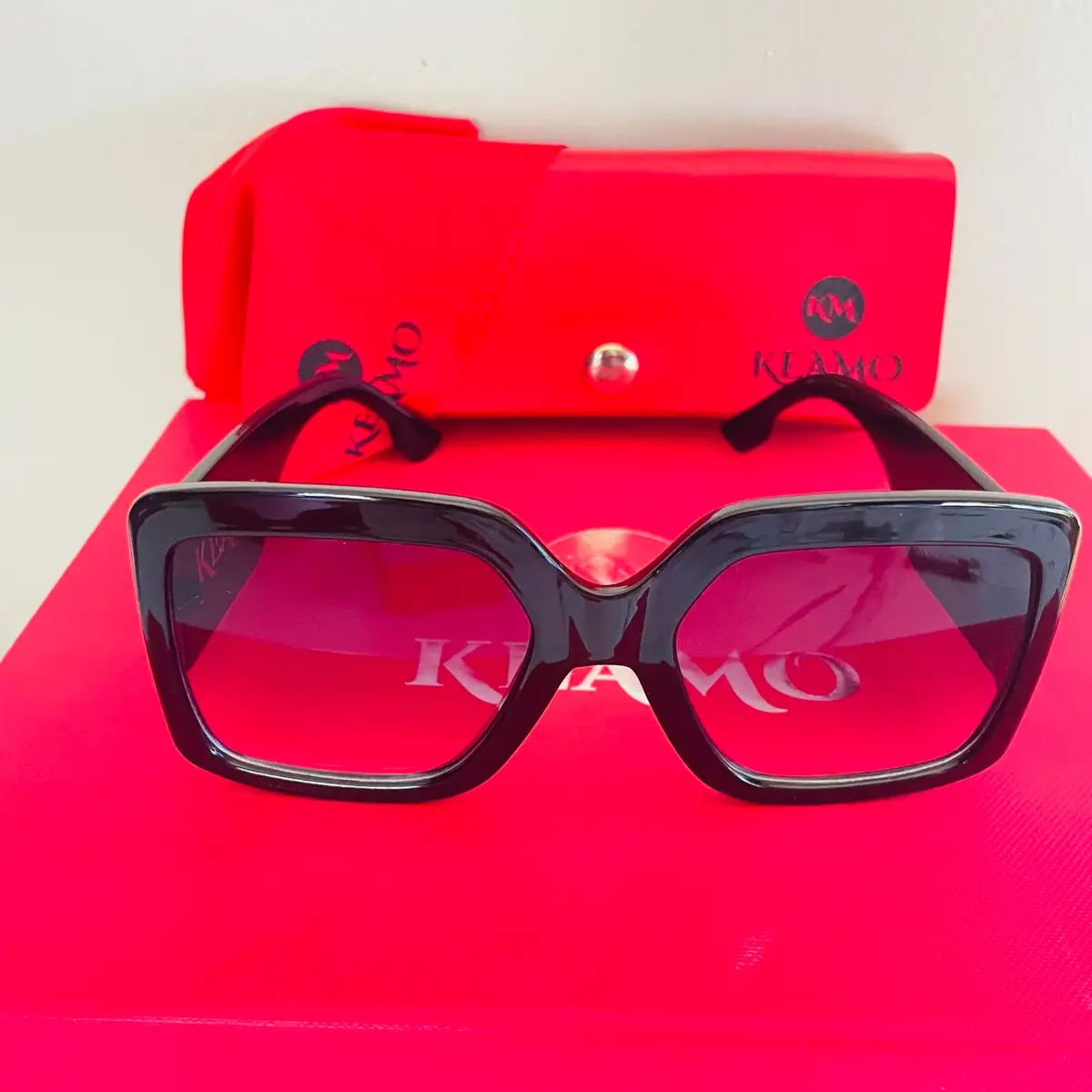 Keamo Black Sunglasses with Case