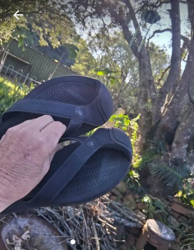 Keens toe sandal size 6. Very comfortable, Expensive brand. Unisex, I am W size 6.
