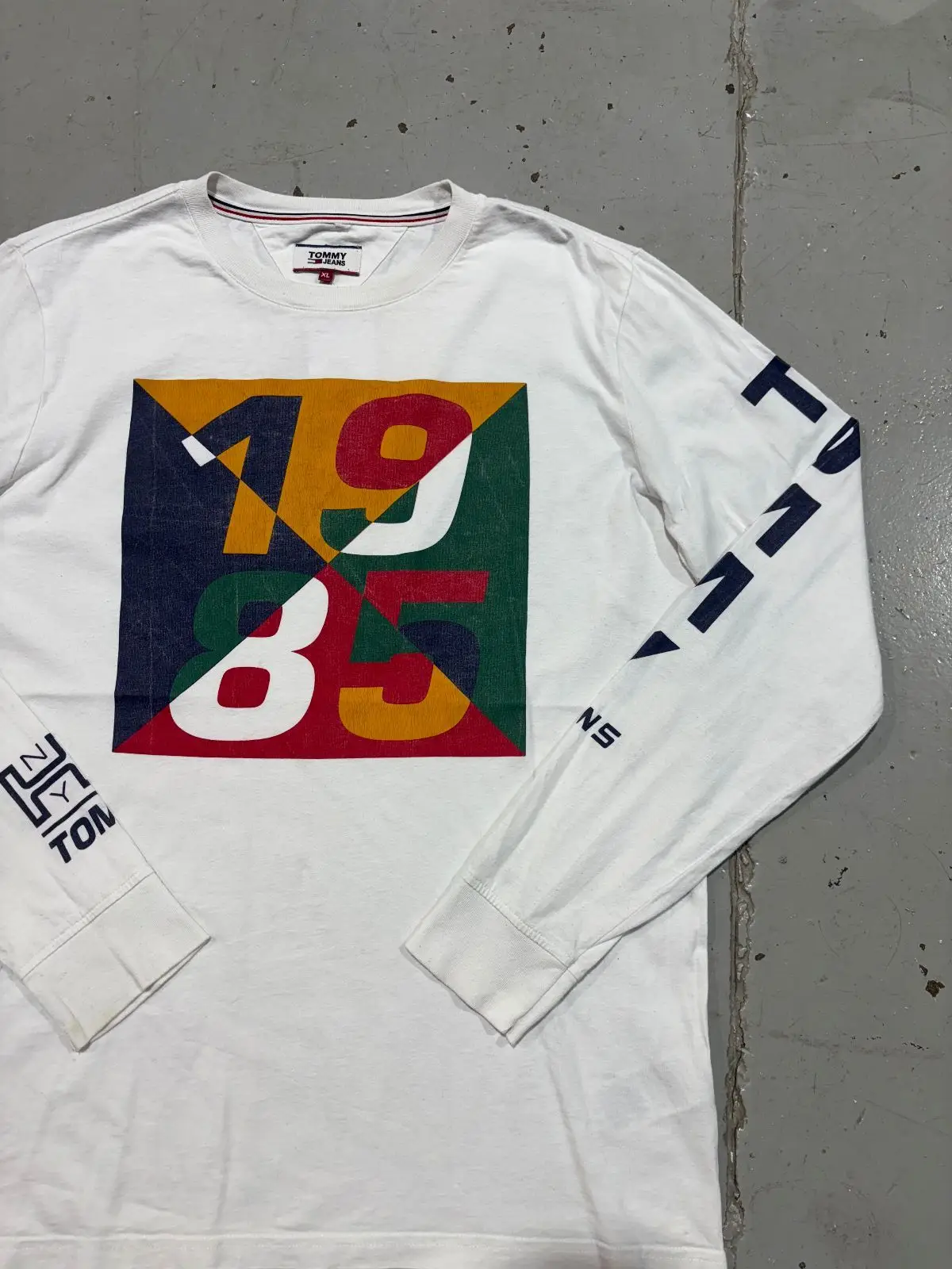 Tommy Jeans 1985 Graphic Long-Sleeve T-Shirt White