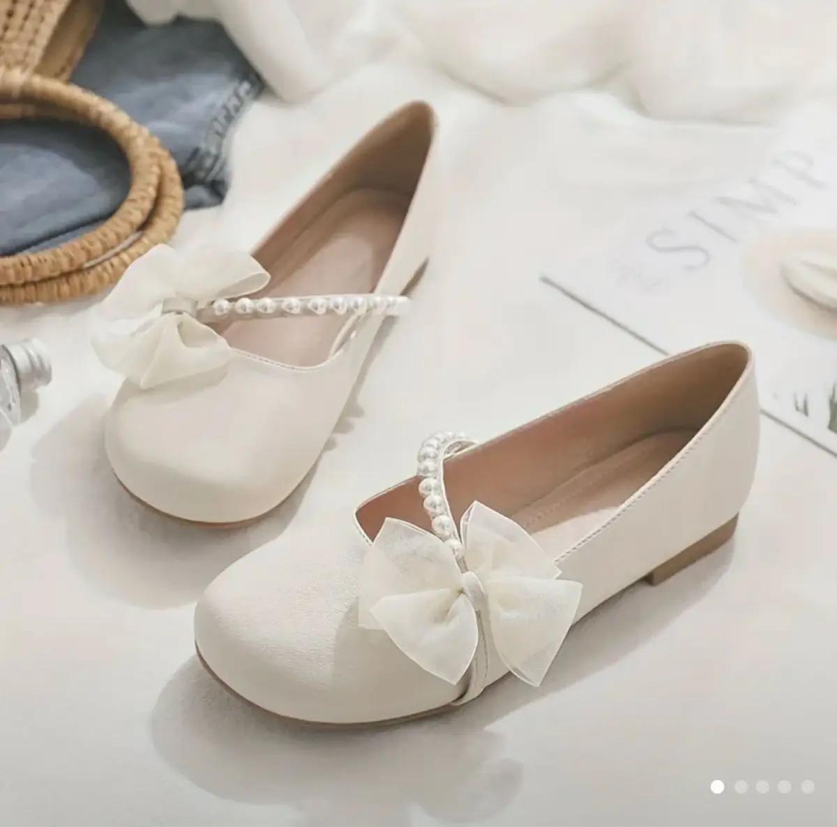 Cream Flat Shoes With Pearl Bow Detail