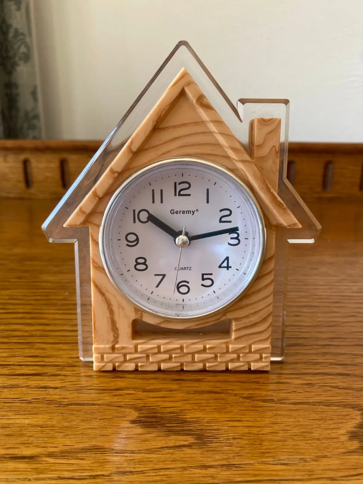 Geremy House Shaped Quartz Desk Clock