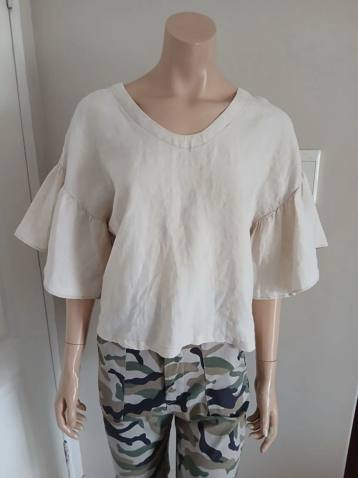 Country Road Cream Linen Top with Ruffled Sleeves