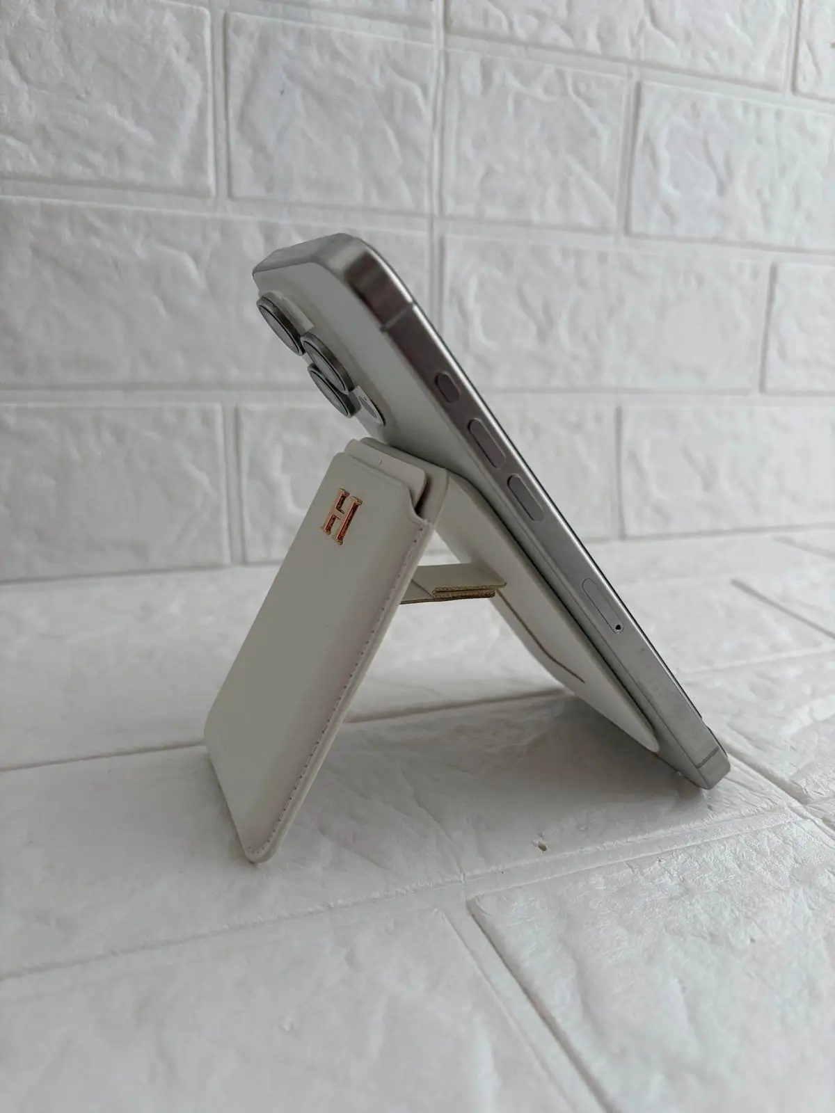 Hermes MagSafe cardholder with stand
