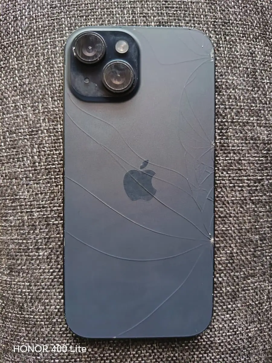 IPhone 15 on passcode got a pretty crack on the back