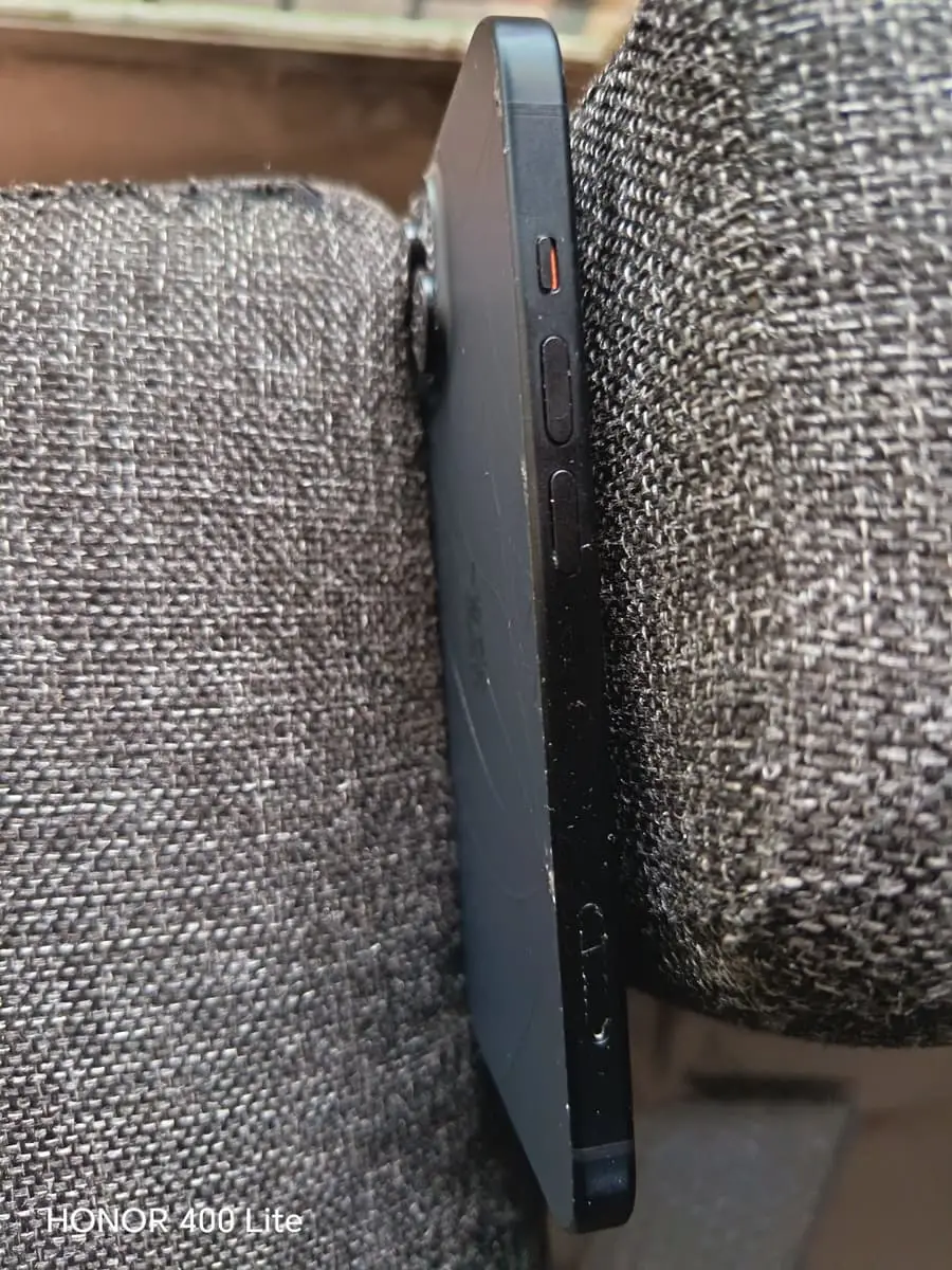 IPhone 15 on passcode got a pretty crack on the back