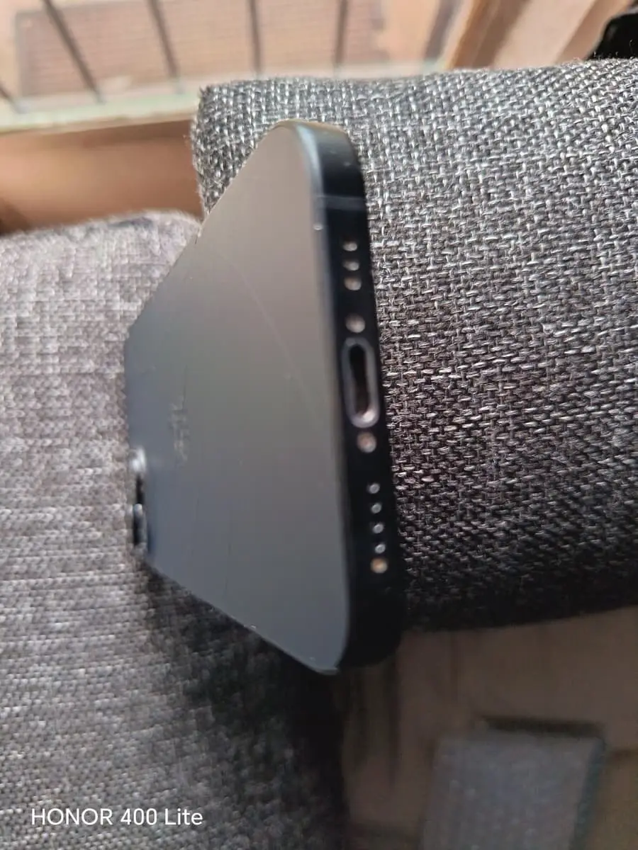 IPhone 15 on passcode got a pretty crack on the back