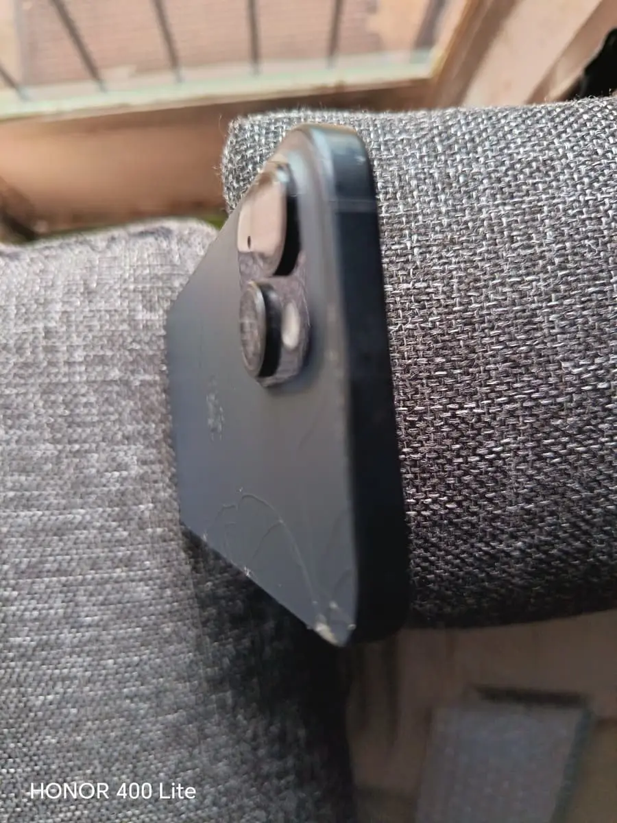 IPhone 15 on passcode got a pretty crack on the back