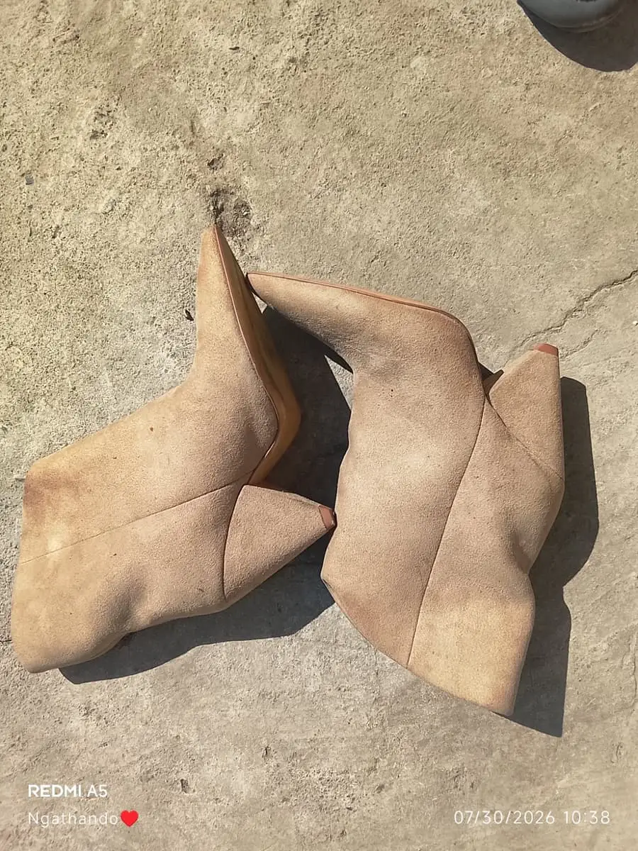 Beige suede pointed boot