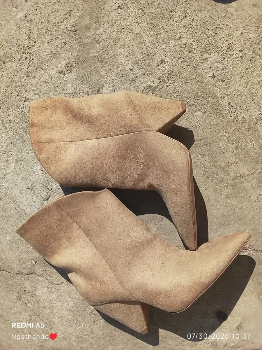 Beige suede pointed boot