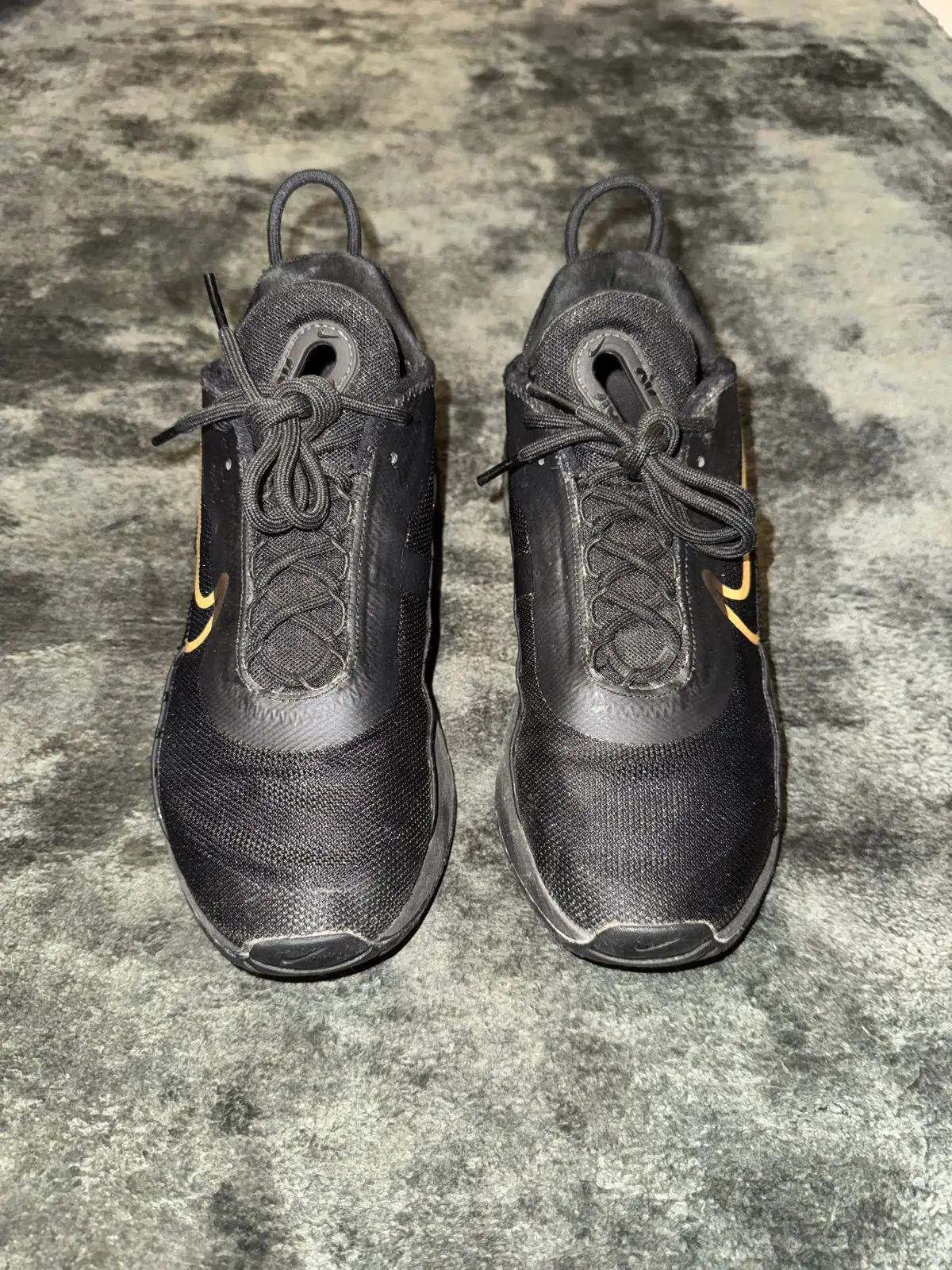 Nike Black and Gold Sneakers Size 7